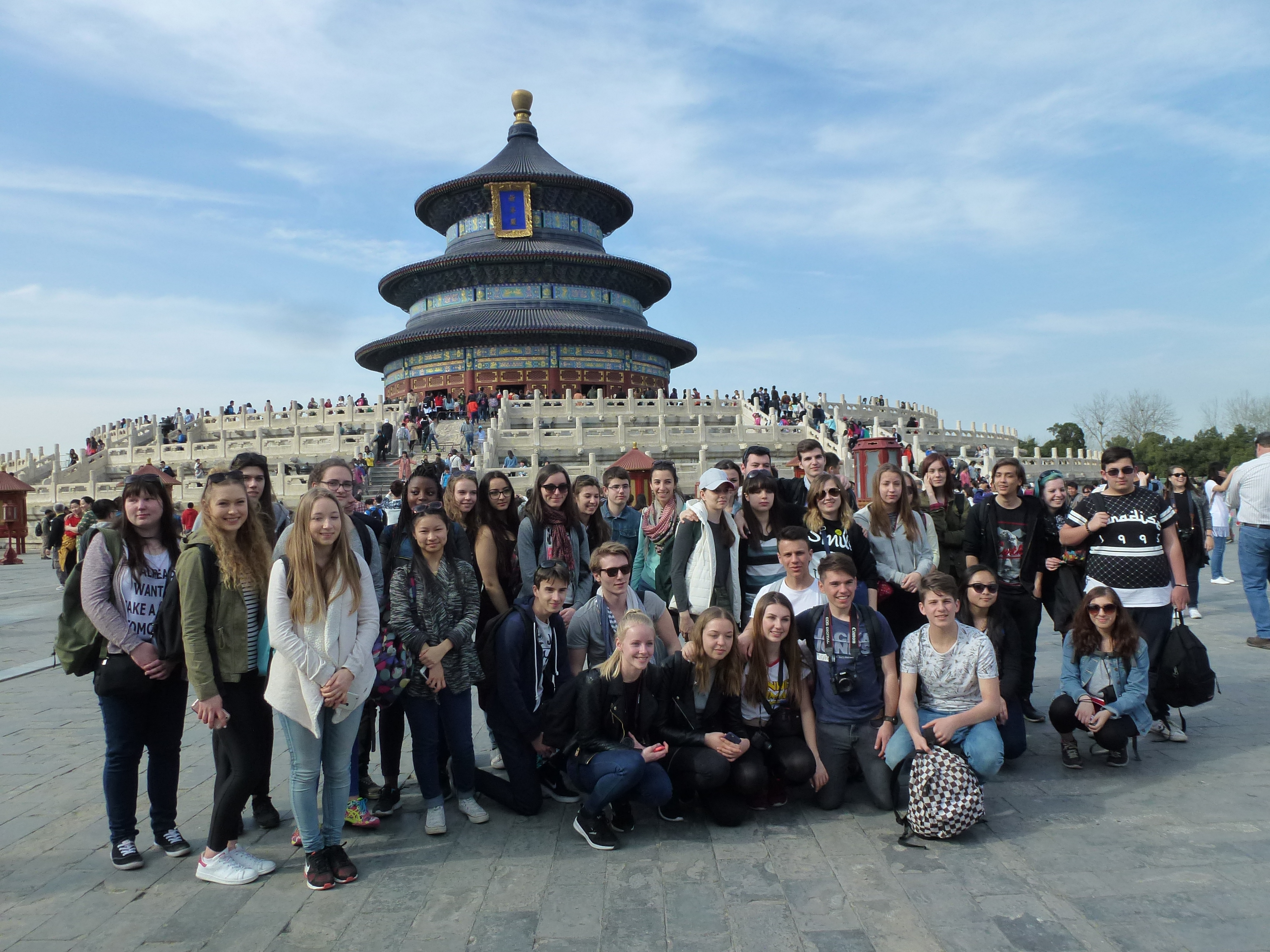 36 élèves de première et de terminale du lycée Lambert devant le bâtiment principal du Temple du Ciel, à Beijing.
